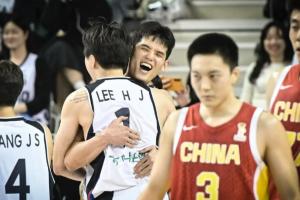 韓國籃協(xié)發(fā)慶祝照片：胡明軒&張鎮(zhèn)麟表情落寞出現(xiàn)在封面當(dāng)中