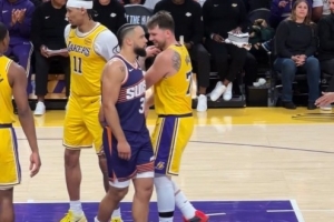 心大！東契奇罰球命中狄龍上前擊掌慶祝 東子笑了作勢(shì)要肘擊他