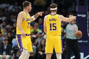 穿針引線！東契奇妙傳送助攻 里夫斯底角三分穩(wěn)穩(wěn)命中