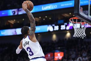 上場(chǎng)0分8失誤憋著勁呢！喬治反擊罰球線一步滑翔單臂炸扣！