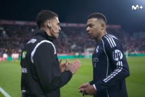 姆巴佩與四官場邊爭執(zhí)：你為什么看那里？我說話的時候看著我！