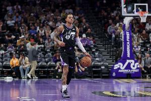 扣籃盛宴！基昂特·喬治上半場(chǎng)8中5得13分3板2助 上一場(chǎng)0分8失誤