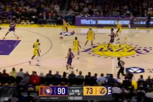 ??心態(tài)崩了？湖人5個(gè)人退而不防 鄧恩輕松笑納快攻空籃