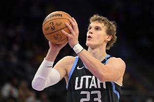 主攻手！馬爾卡寧半場(chǎng)10中6砍全隊(duì)最高16分5板 罰球5中4