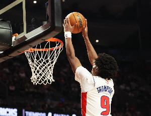 人到球到！康寧漢姆持球吸引防守 妙傳助攻奧薩爾空切暴扣