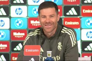 輕松一刻??皇馬發(fā)布會響起碰碰車音樂，緊繃的阿隆索終于笑了