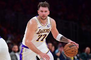 霍里：東契奇有些過于單打獨(dú)斗了 要多傳球&不要等到最后才傳