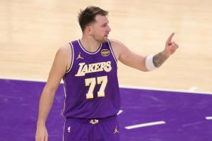 ??根本攔不住！東契奇首節(jié)再轟20分！4場(chǎng)比賽3次首節(jié)20+！