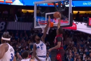 生猛！菲利普斯中路突擊 騰空暴起單臂隔扣艾薩克