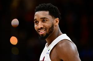 高效輸出！米切爾半場12投7中得到17分6板2助0失誤 正負(fù)值+19