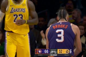 ??狄龍超車詹姆斯快攻扣籃 對著詹姆斯狂比他的標(biāo)志性慶祝動作