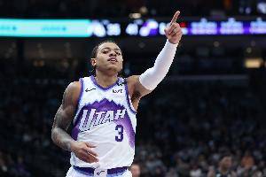 扣爽了！基昂特-喬治反擊接隊(duì)友傳球 上演空接暴扣