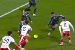 李哥蒙頭龍哥跪??羅德里戈調(diào)整步點(diǎn)準(zhǔn)備射門，姆總半路殺出打偏