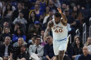 百步穿楊！哈里森·巴恩斯半場8中5拿到17分3助 三分6中4