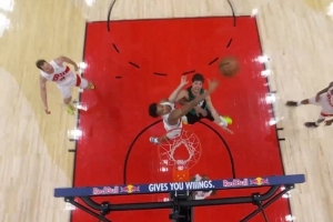 一錘定音！斯科蒂·巴恩斯防守建功 大帽扇飛阿夫迪亞投籃