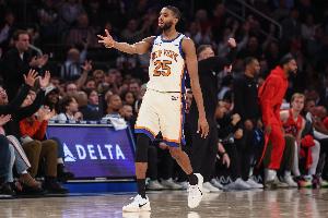 新秀沒經(jīng)驗！布里奇斯搶投三分被岡薩雷斯犯規(guī) 后者墊腳一級惡犯