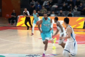 希望無礙！段昂君反擊被廣廈外援塔克沖撞倒地 緩了好一會(huì)兒才起