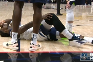 幸無大礙！愛德華茲強(qiáng)攻撞到膝蓋 簡單調(diào)整后繼續(xù)作戰(zhàn)