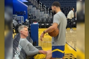 09雙雄互動(dòng)！庫里上腳哈登10代戰(zhàn)靴 哈登INS轉(zhuǎn)發(fā)：????