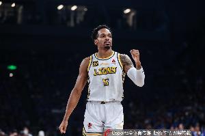 看你調(diào)整了！小巴里·布朗半場7中1&三分6中1拿到6分3板4助