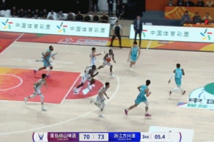 轉(zhuǎn)瞬即逝！塔克一條龍壓哨上籃 廣廈半節(jié)轟出20-1攻擊波反超5分