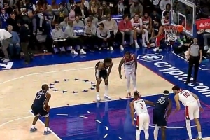 夾縫中生存！馬克西底線突破 左手反籃高難度2+1！