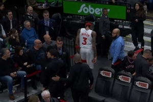 腿不舒服？第三節(jié)未打完英格拉姆低頭返回更衣室 之后回到場邊