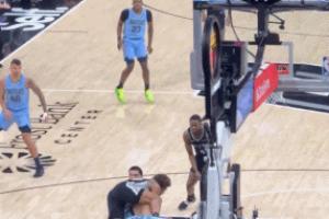 索漢站在埃迪身后拍球搶球 后者倒地順勢拉人 兩人在地上干起來了