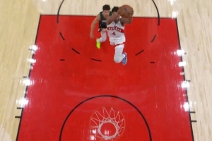 打出氣勢來了！巴恩斯反擊罰球線內一步 超遠滑翔雙手暴扣！