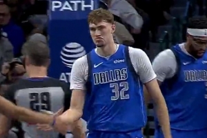 天賦還是在這！弗拉格突破空中對抗韋爾 上籃命中還有加罰！