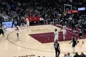 反超了！楊瀚森扎實(shí)掩護(hù)手遞手給樂(lè)福 助攻后者三分一箭穿心