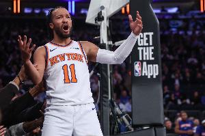 這不應(yīng)該啊！新秀詹姆斯外線出手造成布倫森三分犯規(guī)