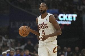 接著出手接著進(jìn)！小莫布里外彈底角 三分出手再次空心命中！