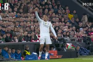 又傷了！阿諾德傳球后疑似崴到腳，主動(dòng)示意換人