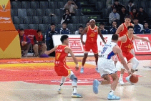 時間管理大師！大衛(wèi)·詹姆斯從容晃飛防守 出手三分壓哨命中