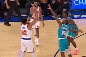 這什么戰(zhàn)術(shù)？唐斯祭出一米遠(yuǎn)三分投籃 隨后助攻自己沖筐扣籃