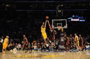 16年前的今天：科比騎馬射箭迎著韋德打板三分命中 湖人絕殺熱火