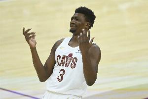 出場時間有點(diǎn)少！拖布13分鐘6投4中&三分4中3 砍下14分6籃板2蓋帽