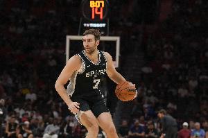 絕殺蓋帽后致敬博爾特！科內(nèi)特5分7板4助3帽&正負(fù)值+17全場最高