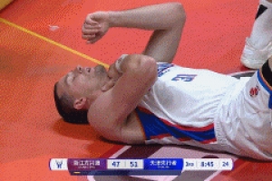 問題不大！桑普森強(qiáng)攻打到大衛(wèi)·詹姆斯脖子被吹技犯 主動(dòng)致歉