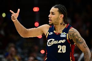 一馬當(dāng)先！泰森反擊直奔籃下 起飛滑翔單手暴力灌筐