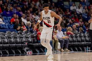 真硬！卡馬拉反擊強(qiáng)硬突破 頂著加蘭上籃打成2+1！