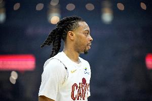 在場(chǎng)上干啥呢！加蘭半場(chǎng)15分鐘僅得4分&7中1 首節(jié)就3犯規(guī)