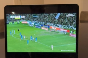 迷弟！羅德里戈通過筆記本電腦觀看內(nèi)馬爾戴帽