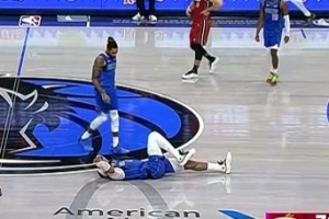 不是吧！加福德補籃過程中受傷 倒地緩了好一會兒走回更衣室