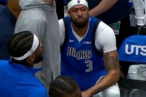 看起來(lái)挺疼！濃眉釘板大帽米切爾時(shí)戳到手指 暫停時(shí)表情痛苦