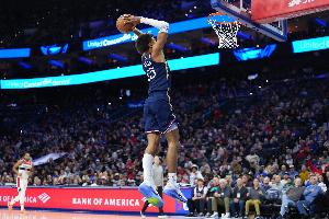 欺負(fù)小矮人！76人雙向前鋒巴洛上半場(chǎng)5中3砍下6分9籃板2助攻2蓋帽