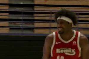 不講道理！楊瀚森掩護(hù)手遞手 助攻辛森干拔轟進(jìn)本場(chǎng)第7個(gè)三分