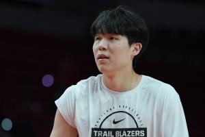 絲滑夢(mèng)幻腳步?。铄臀晦D(zhuǎn)身假動(dòng)作晃開(kāi)防守 踏步挑籃還在進(jìn)