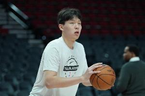 外線手感也來了！楊瀚森接球三分手起刀落 首節(jié)5分鐘已拿7分